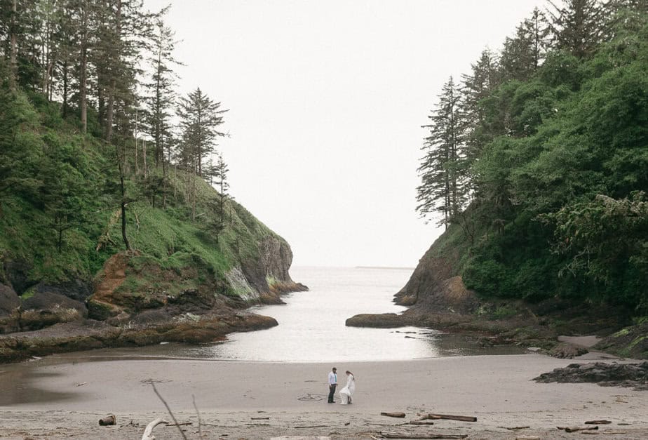 Bride and groom elope along the Oregon Coast. 