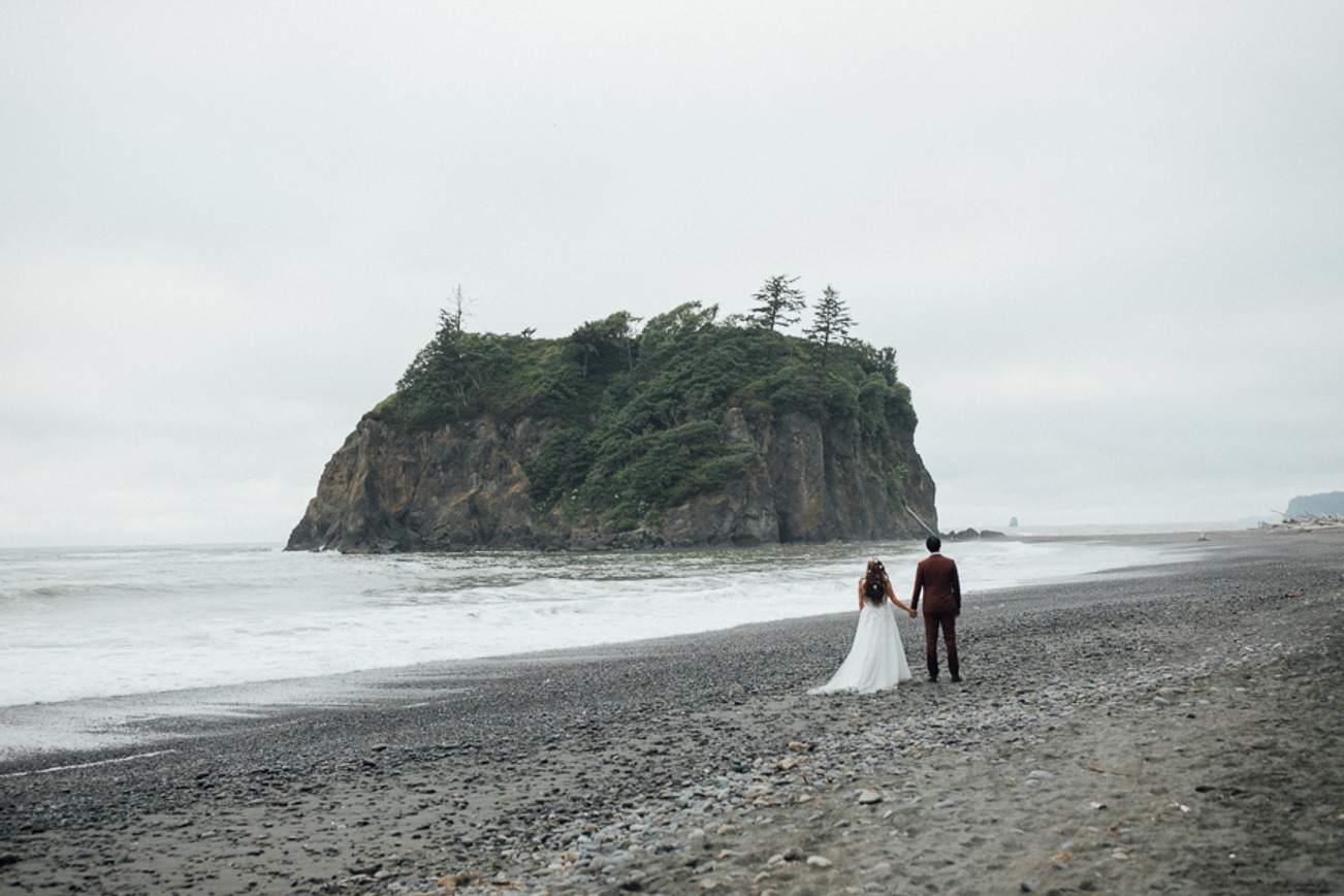 Bride and groom along the beaches of Ruby Beach in Forks, Washington.